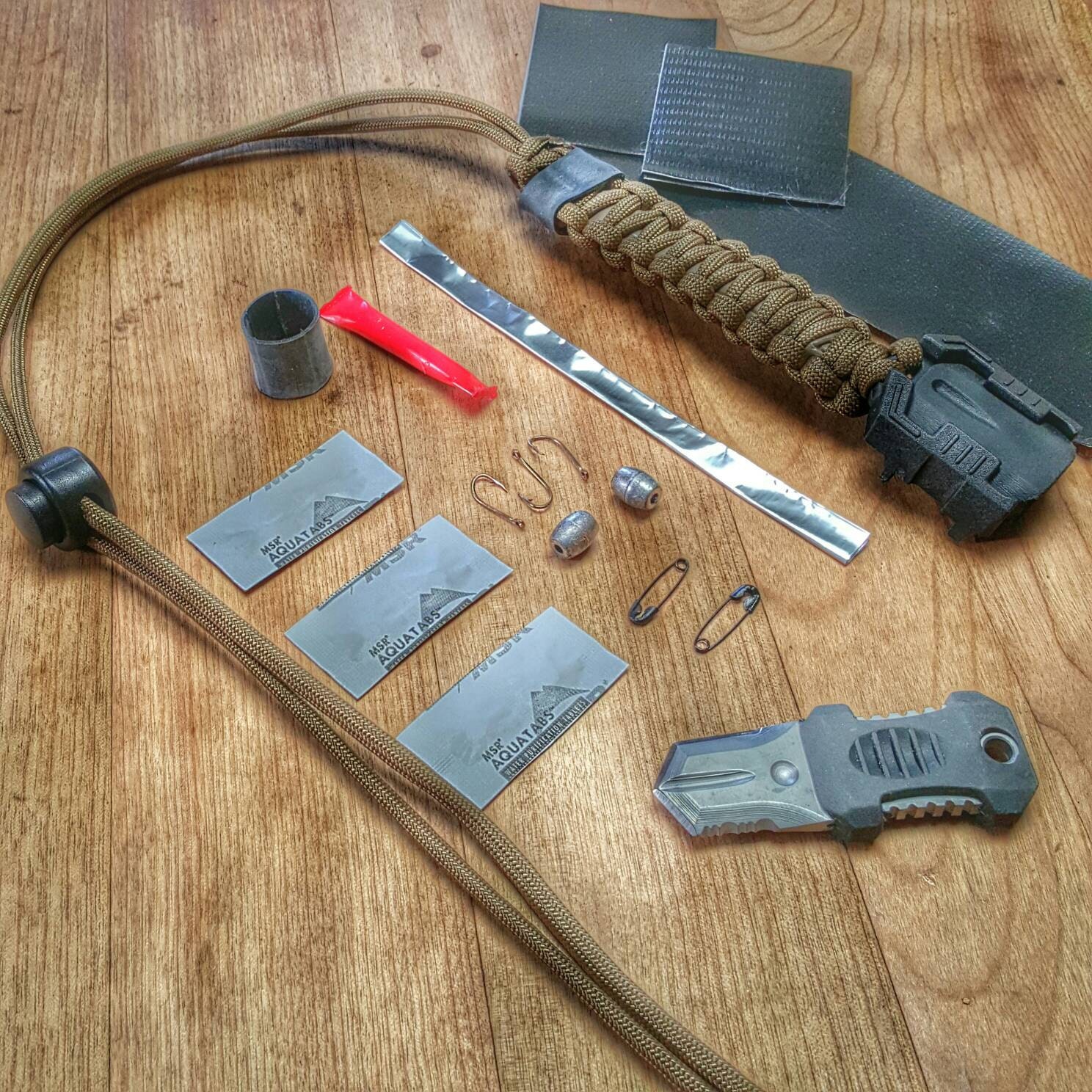 Survival Kit Lanyard with Neck Knife Quick by SuperesseParacord