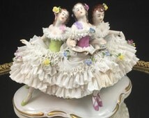 Ancienne figurine / statue en porcelaine, décor dentelle, de Dresden