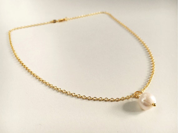 Single pearl on gold chain Outlet