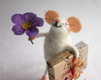 Cute mouse figurine, Mouse gift, Felt miniature mouse, Collectible animal, Holiday figurine, Felt wool, Mouse toy, Felt birthday mice