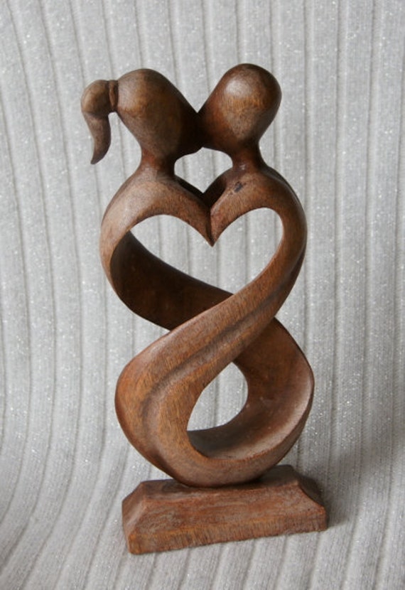 Vintage figuras madera tallada besar pareja amor corazón