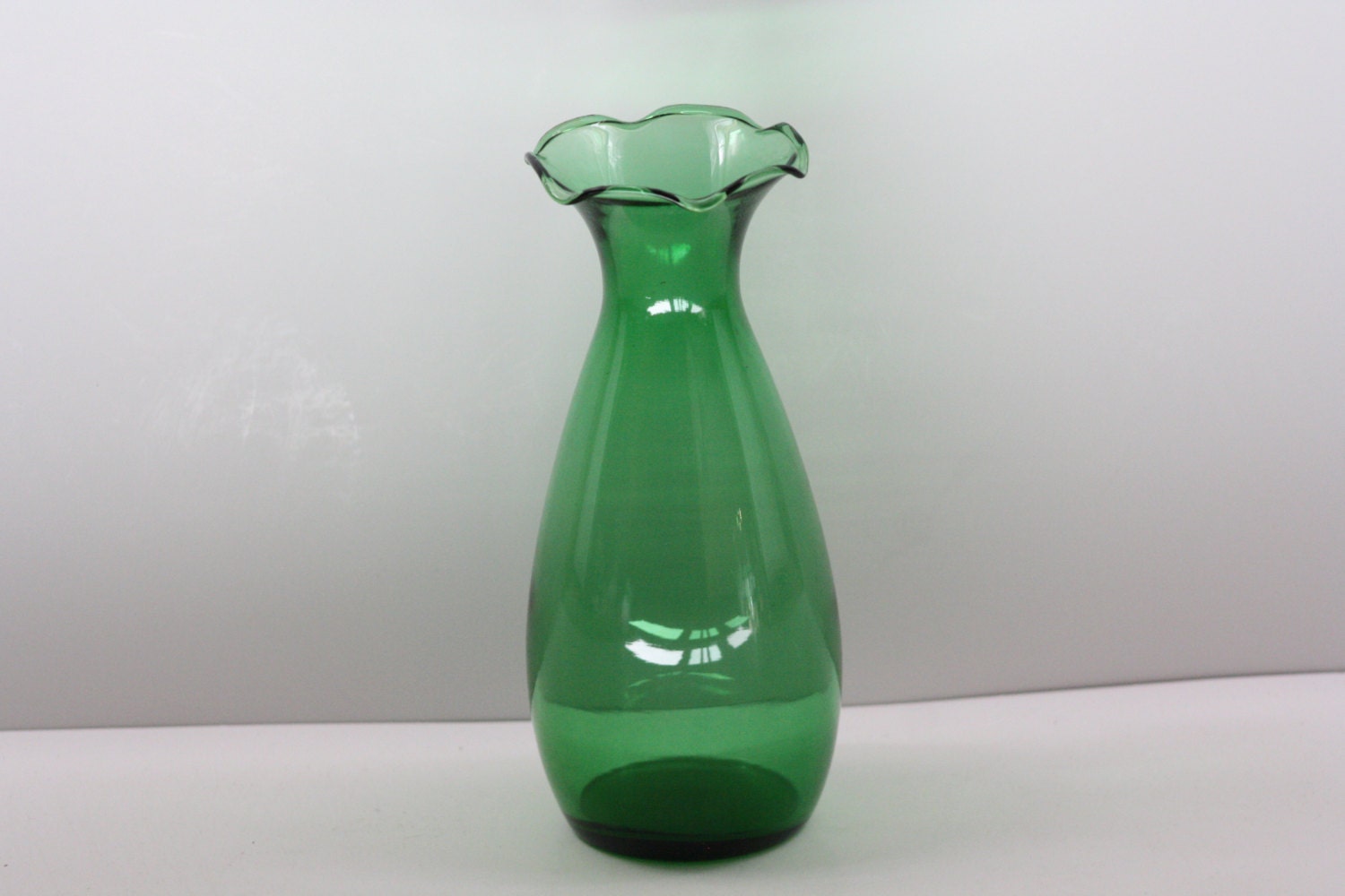 Vintage Hand Blown Emerald Green Glass Vase Home Decor Art 9912