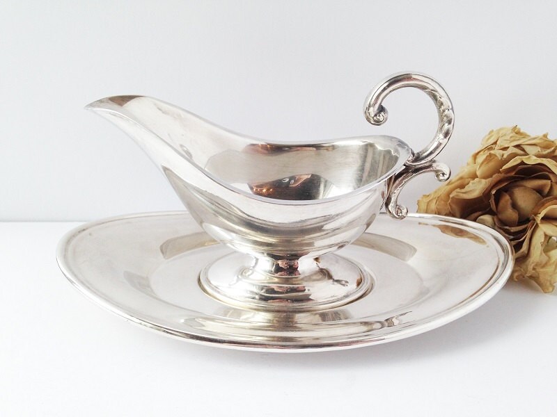 Silver Plate Gravy Boat and Tray / Vintage Gravy Boat