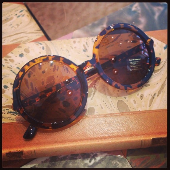 Retro sunglasses: Big round 70's model plastic tortoise color.