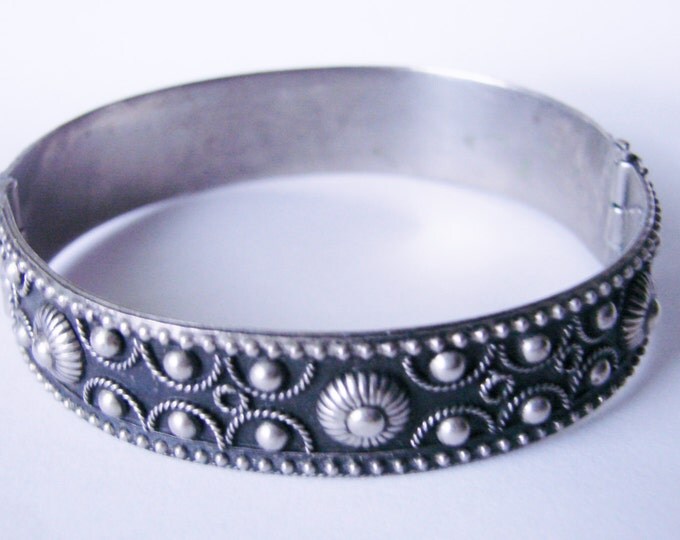 Ornate Boho Beautifully Textured Silver Artisan Bangle Bracelet / Vintage Jewelry / Jewellery