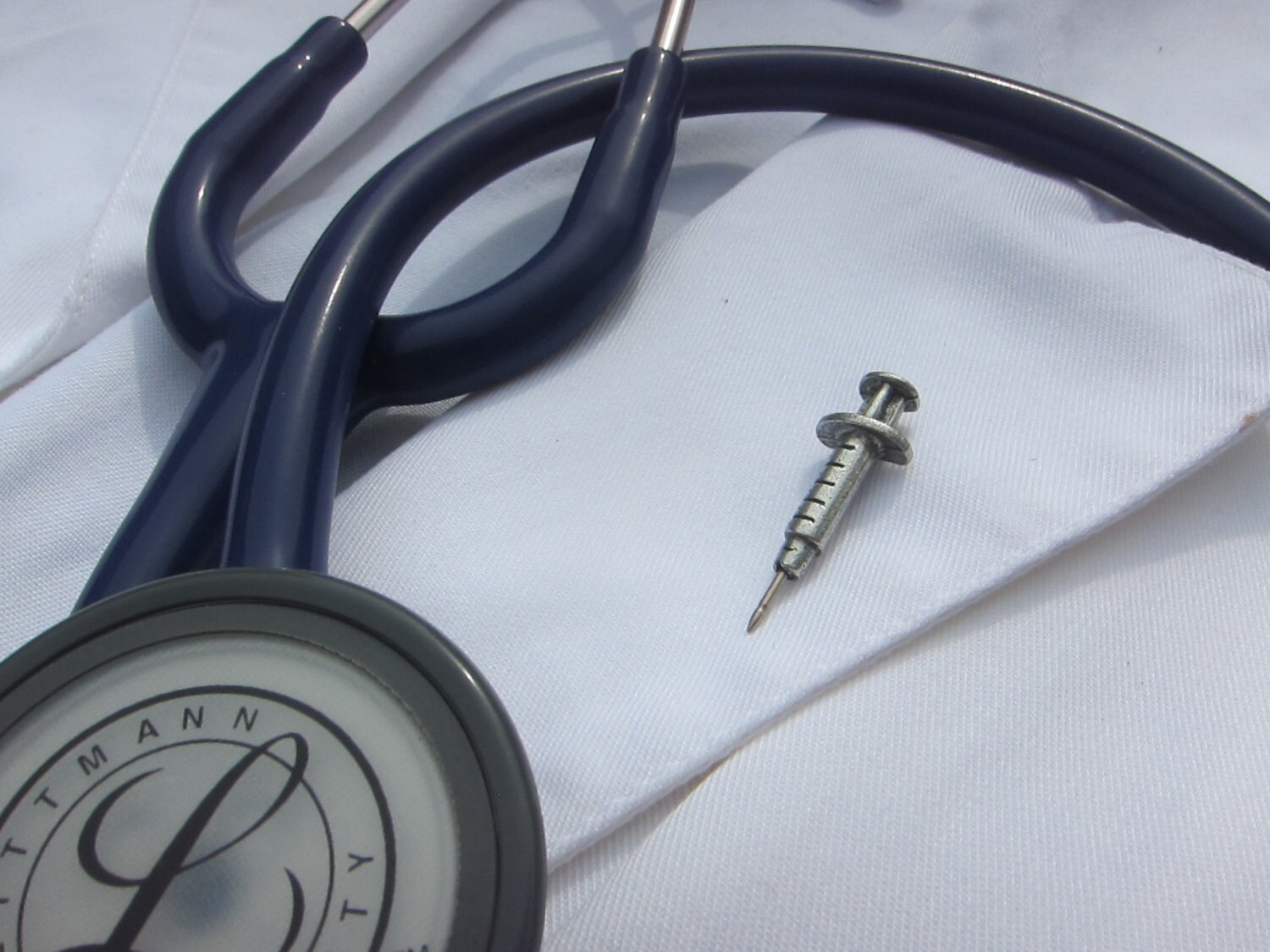 Syringe Lapel Pin CC427 Pins for Nurses and Doctors