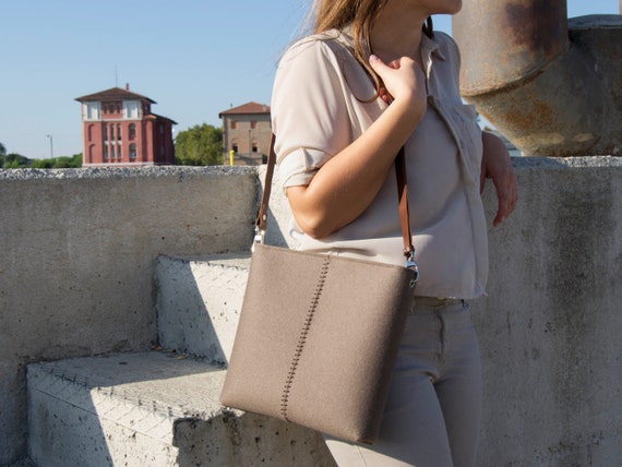 SALE - Felt small CROSSBODY BAG with leather strap / shoulder bag / taupe / felt bag / wool felt / made in Italy