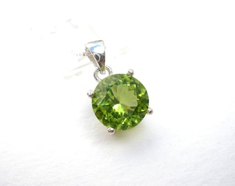 Natural Gemstone Peridot 9.2 mm Faceted Round Gemstone - 925 Sterling Silver Pendant - With 925 Sterling Silver Chain