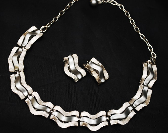 Grey Thermoset Necklace and earring set - Gun Metal - Wave links with silver Mid Century
