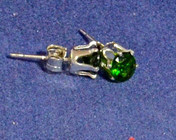 Chrome Diopside Studs, 5mm Round, Natural, Set in Sterling Silver E958