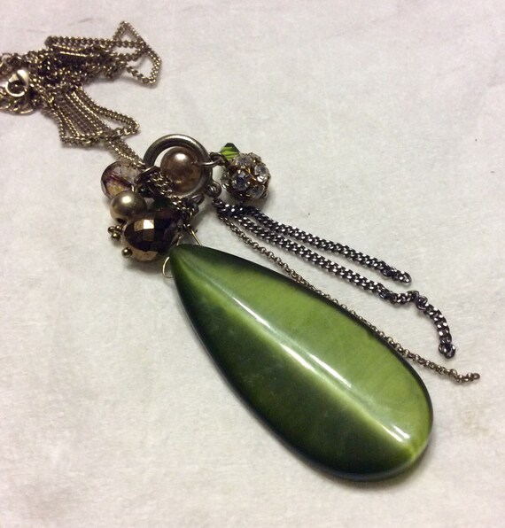 Vintage green cats eye pendant necklace