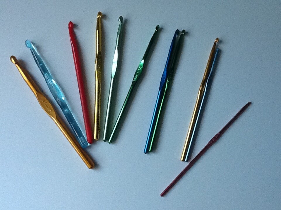 Crochet Hooks assorted sizes stitch marker and knitting Tips to consider while buying crochet hooks