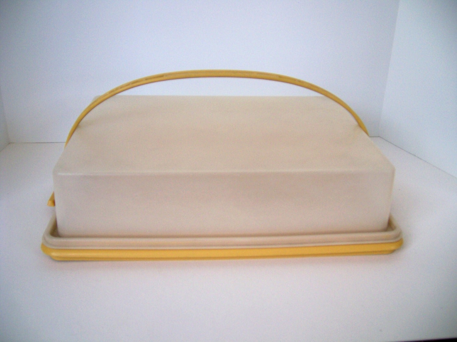 vintage tupperware fresh n fancy cake taker in harvest gold vintage tupperware fresh n fancy cake taker in harvest gold