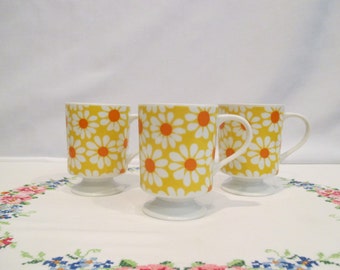 3 Vintage Pedestal Mugs with Daisies