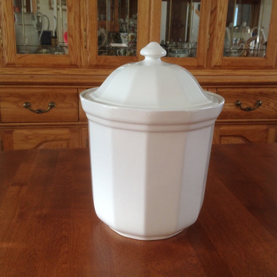 flour canister with wood lid