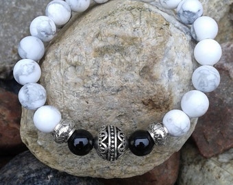 60) Bracelet howlite et onyx et bille argentée