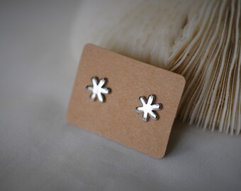 925 Sterling Silver Earring, Minimalist DAISY Flower Stud Earring ~ 8 mm - Girls / Casual / Cutie