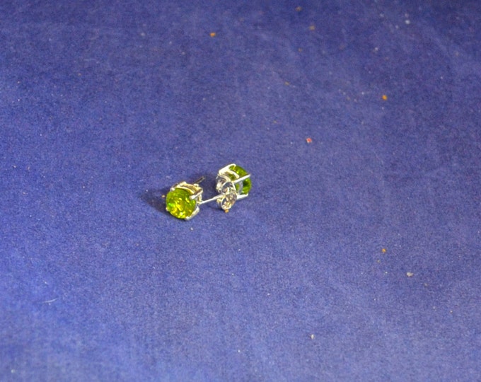 Peridot Stud Earrings, 7mm Round, Natural, Set in Sterling Silver E916