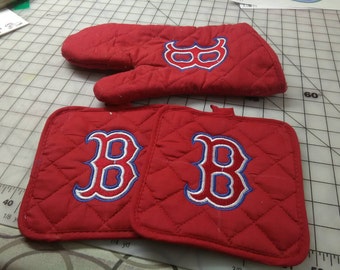 Embroidered Boston Red sox pot holder and oven mitt. Or pick your Favorite team