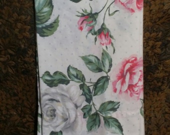 An adorable 1 pc vintage pillow case. Adorned with big leafy pink rore flowers.