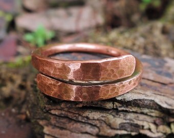 Hammered Copper Ring Mens or Womens - Rustic Minimalist Copper Wire Ring - Textured ring - Anello di rame battuto