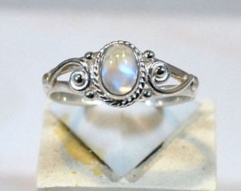 Ring in 925 silver with moonstone setting