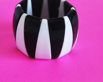 Vintage Mod Black & White Lucite Stretch Bracelet