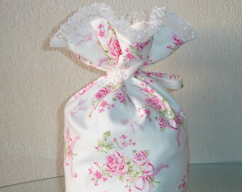 Pochon style shabby imprimé fleuri et dentelle blanche