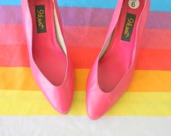 Vintage NINE WEST Leather Heels.....size 6 women.....heels. pumps. shoes. designer vintage. glam. fancy. 9 west. mod. pink heels. holiday