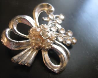 Large Hollywood Regency silver bow brooch with rhinestones