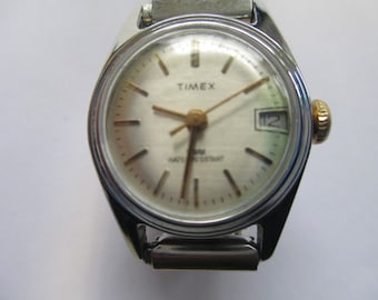 Vintage ladie's watch "Timex Quartz" silver tone metal band snap closure used watch