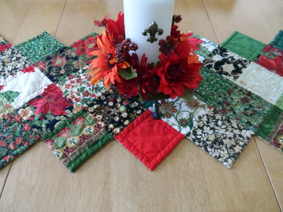 Christmas zig zag table runner quilted patchwork by SusansPassion