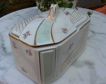 Box has biscuit porcelain year 1950
