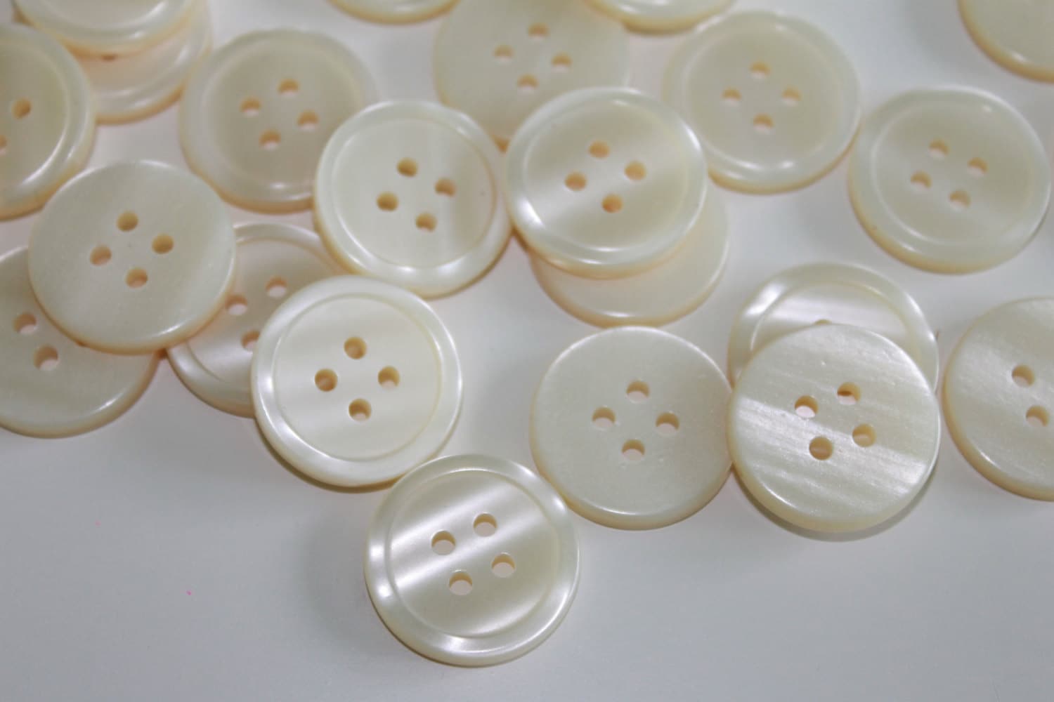 Cream color buttons round 4 hole 20 mm cream pearl look shiny