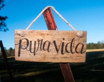 Pura vida Pallet sign Adventure sign Traveling sign Outdoor Living Spanish sign Wooden signs Dorm art Dorm signs Costa Rica Travel gift