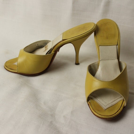SALE Vintage 1950s yellow springolators peep toe mules heels