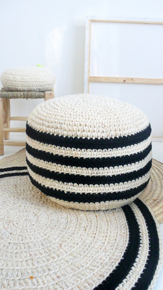 Crochet lana gruesa pouf Natural sin teñir y negros rayas