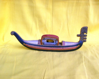 gondola Veneziana rivestita con tessuto e filati di vari colori, souvenir di Venezia, trine e merletti nella cabina, imbarcazione lagunare