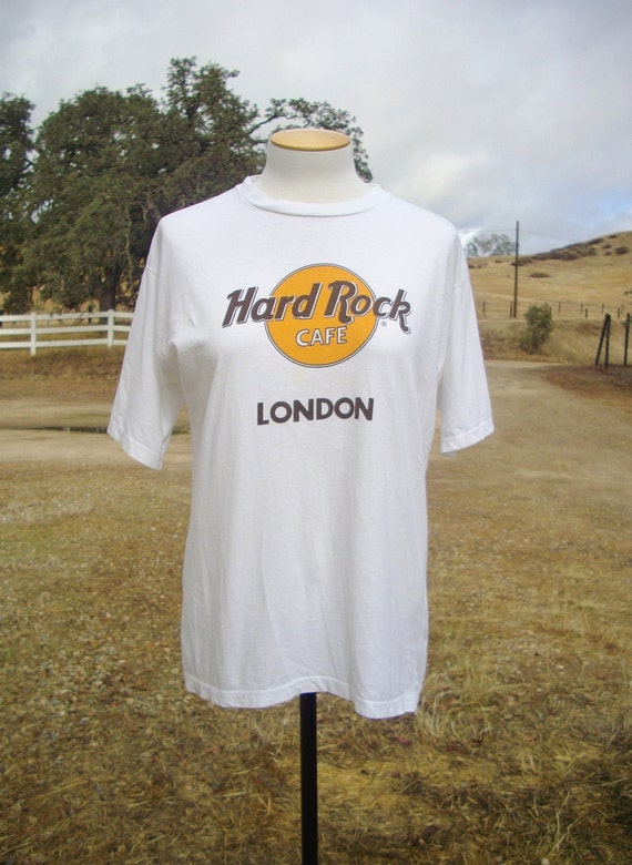 white hard rock cafe t shirt