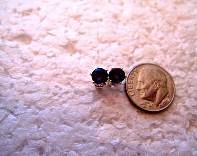 Amethyst Stud Earrings, 5mm Round, Natural, Set in Sterling Silver E895