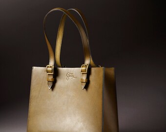 Rigid handbag leather olive green Design by George • •