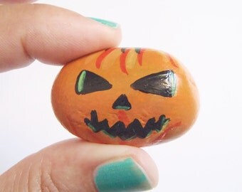 paint rock jack o lantern halloween pumpkin stone pebble horror gothic orange fall collection handmade painting miniature lasoffittadiste