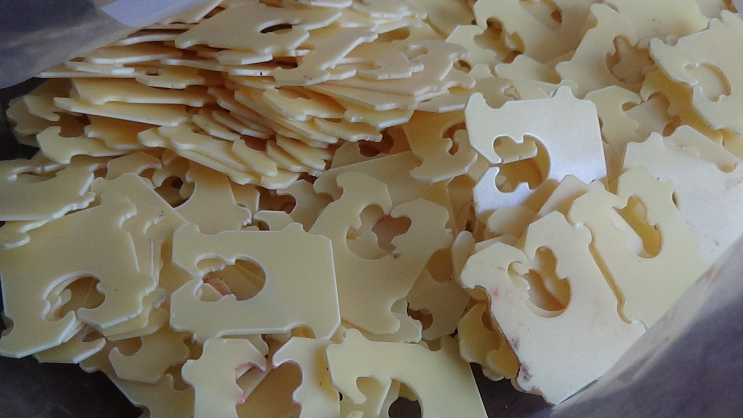 100 Yellow Plastic Bread Bag Clips