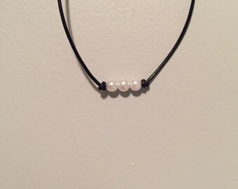 Small 3 pearl choker necklace