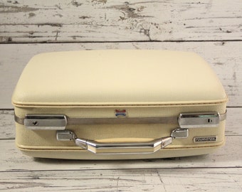 Vintage American Tourister Beige / apagado blanco viaje maleta dura equipaje texturados con flores de color rosa tela Floral Interior cromo