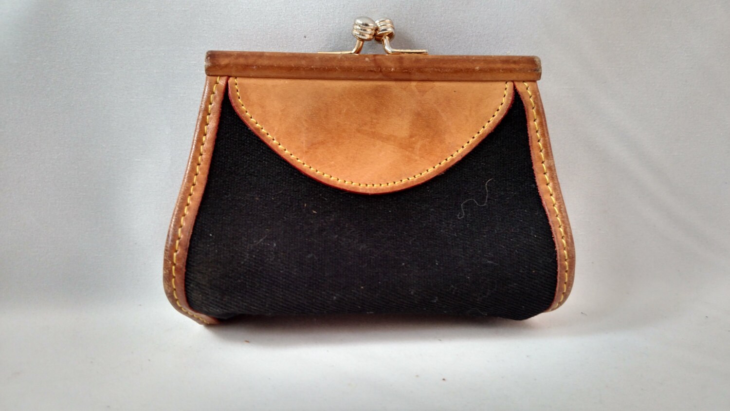 Rare Vintage Dooney and Bourke Kiss Lock Change Purse Coin