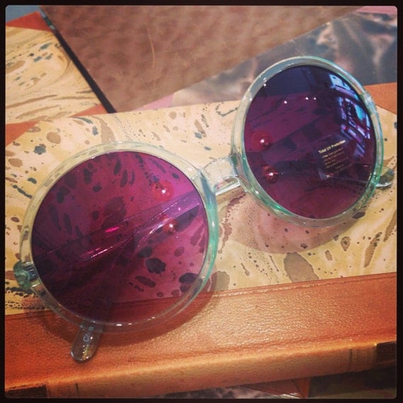 Retro sunglasses: Big round 60's style plastic green.