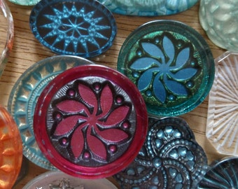2 Vintage Flower Molded Cameos 26mm C40