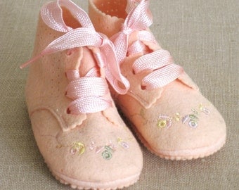 Baby Booties, Felt Booties, Baby Shoes, Pink Felt, In Box, Baby Clothes, Doll Shoes, Footwear, Infant Shoes, Fabric Shoes, Wool, Felt, Shoes
