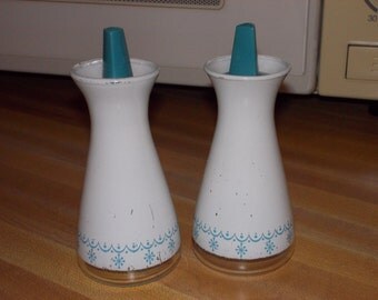 c-vintage pyrex salt pepper shakers